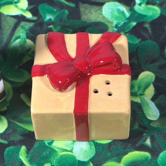 Hallmark Christmas Presents Salt & Pepper Shackers NEW - Picture 5 of 12